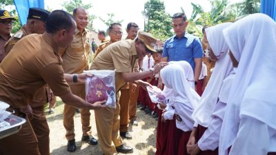 Bupati Syah Afandin Salurkan Bantuan 139 Ton Beras dan 180 Seragam Sekolah di Secanggang