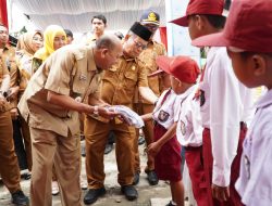 Kembali ke SD Masa Kecil Bupati Syah Afandin Serahkan 1.020 Pasang Seragam Sekolah se – Langkat: Wujudkan Mimpi Siswa Kurang Mampu