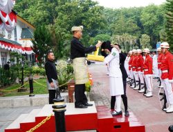 Sekda  Langkat Serahkan Duplikat Bendera Pusaka ke Paskibra