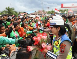 HUT ke-77 Polwan, Polda Sumut Bagikan Bunga Pertanda Duka dan Persaudaraan di Aksi Solidaritas Ojol