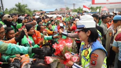 HUT ke-77 Polwan, Polda Sumut Bagikan Bunga Pertanda Duka dan Persaudaraan di Aksi Solidaritas Ojol