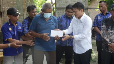 Rumah Ngadirun Terbakar, Ricky Anthony Beri Bantuan Sembako dan Tali Asih