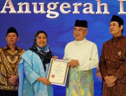 Ketua TP PKK Langkat,Ny Endang Syah Afandin Terima Anugerah Tun Fatimah di Konvensyen DMDI