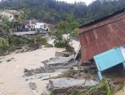 Banjir Bandang di Tapanuli Utara Hanyutkan Rumah dan Badan Jalan Amblas