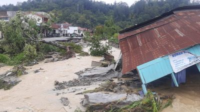 Banjir Bandang di Tapanuli Utara Hanyutkan Rumah dan Badan Jalan Amblas