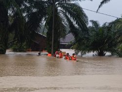 Polsek Pangkalansusu,TNI AL dan Koramil Bantu Evakuasi Warga Terdampak Banjir di Kelurahan Beras Basah dan Bukit Jengkol