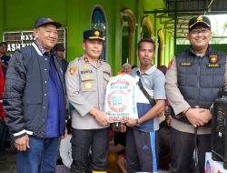 Bupati dan Waka Polda Sumut Tinjau dan Salurkan Bantuan Sembako kepada Warga Terdampak Banjir di Hinai