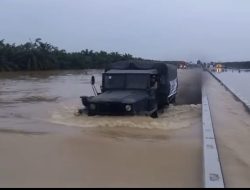 Polres Langkat dan Forkopimda Gunakan Truk Rio Salurkan Bansos Korban Banjir di Babalan