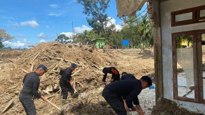 Brimob Poldasu Intensifkan Misi Kemanusiaan di Tapsel, Pulihkan Rumah dan Fasilitas Warga