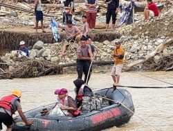 Polda Sumut Evakuasi Warga Sakit Terdampak Bencana di Garoga Gunakan Perahu Karet