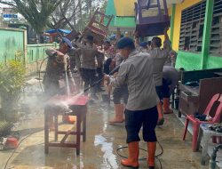 Brimob Polda Sumut Bersihkan SMP Negeri 1 Tanjung Pura Pasca Banjir