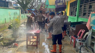 Brimob Polda Sumut Bersihkan SMP Negeri 1 Tanjung Pura Pasca Banjir