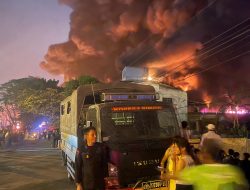 Mobil Armoured Water Cannon (AWC) Brimob Polda Sumut Dikerahkan Padamkan Kebakaran PT Garuda Mas Perkasa