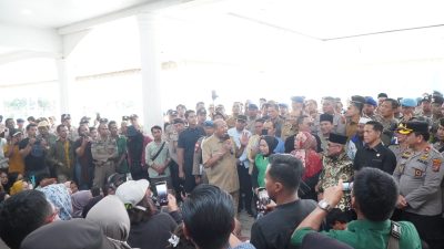 TEMUI KORBAN BANJIR: Bupati Langkat H. Syah Afandin, SH bersama Ketua DPRD dan Kapolres Langkat menemui ratusan korban banjir yang menyampaikan aspirasi terkait bantuan pemerintah pusat, Selasa (21/4/2026).(Foto dok/Ist).