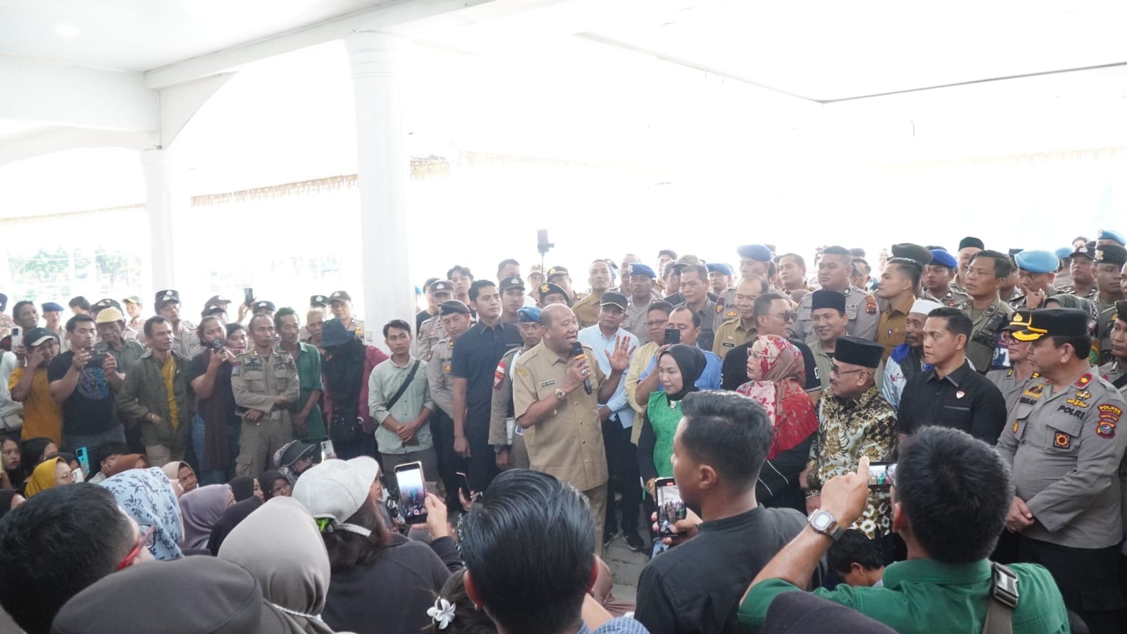 TEMUI KORBAN BANJIR: Bupati Langkat H. Syah Afandin, SH bersama Ketua DPRD dan Kapolres Langkat menemui ratusan korban banjir yang menyampaikan aspirasi terkait bantuan pemerintah pusat, Selasa (21/4/2026).(Foto dok/Ist).