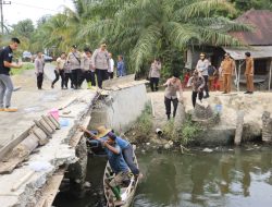 Kapolres Tinjau Renovasi Jembatan Merah Putih Sang Bhayangkara di Secanggang