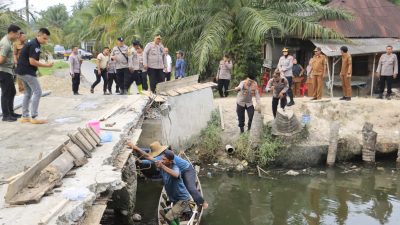 Kapolres Tinjau Renovasi Jembatan Merah Putih Sang Bhayangkara di Secanggang