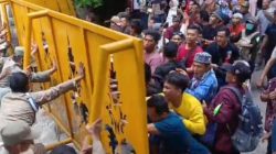 Aksi Unjukrasa Ribuan Warga Korban Banjir Bandang Ricuh