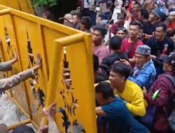Aksi Unjukrasa Ribuan Warga Korban Banjir Bandang Ricuh, Dorong Gerbang Utama Hingga Rubuh