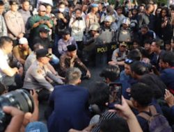 Ratusan Mahasiswa KBMN Medan Unjuk Rasa di DPRD Sumut, Kapolrestabes Medan Turun Pantau Pengamanan