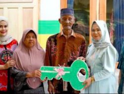 Plt Bupati Langkat Tiorita Serahkan Kunci Rumah Layak Huni ke Warga Pematang Serai
