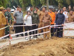 Plt. Bupati Langkat Tiorita Gerak Cepat Pulihkan Akses Jalan Longsor Salapian