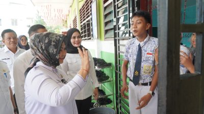 Sidak Puskesmas dan SMPN 1 Stabat, PLT Bupati Tiorita Tingkatkan Disiplin dan Kualitas Pelayanan